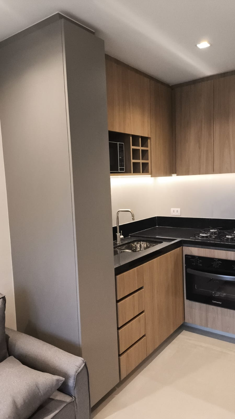 Cozinha integrada com detalhes em ripado