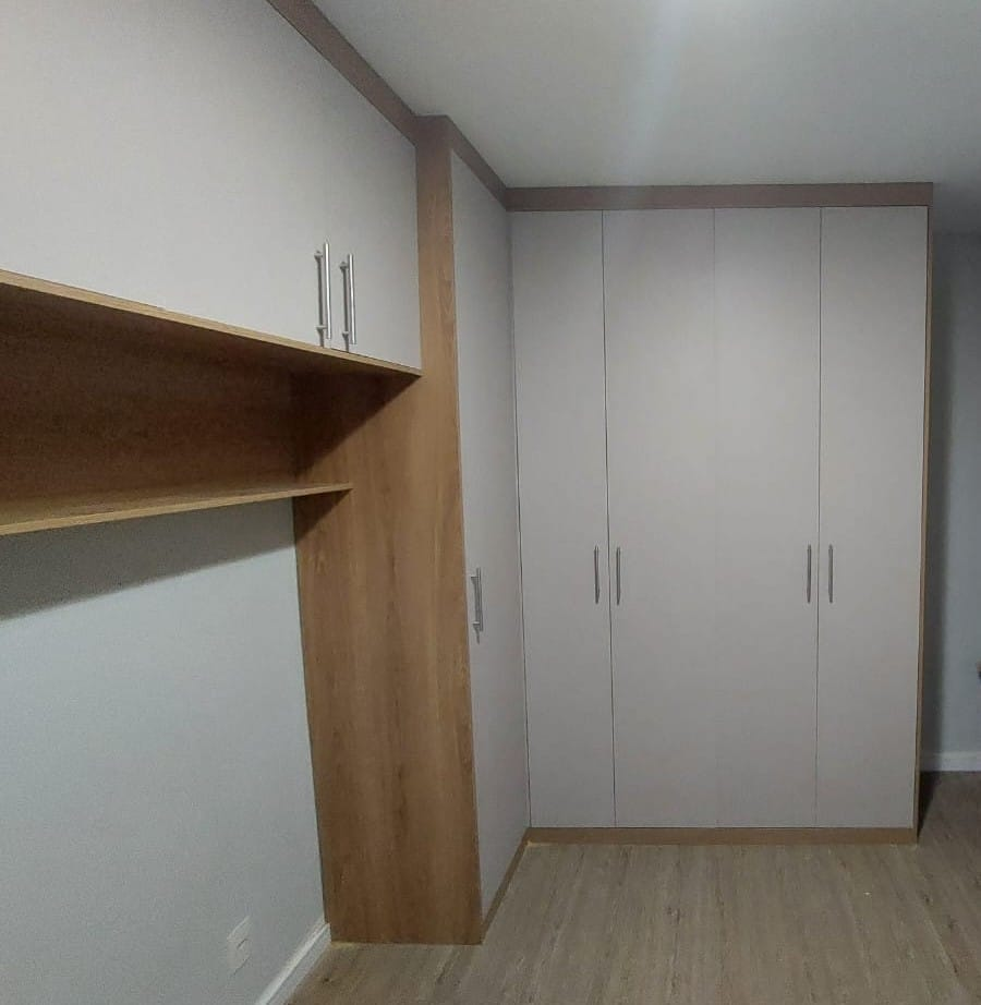 Guarda-roupa com bancada de estudos