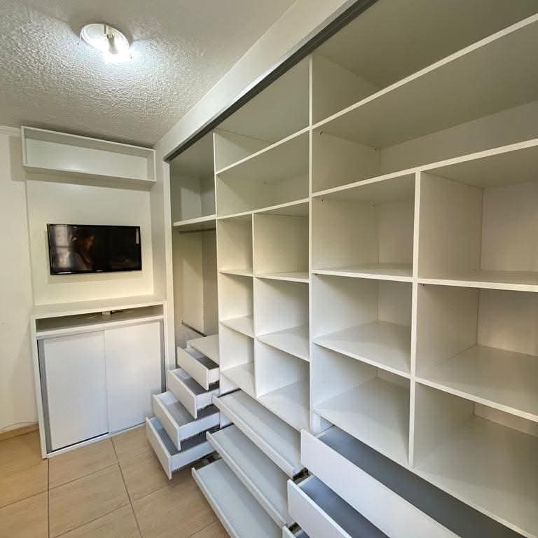 Closet amplo com nichos e sapateira